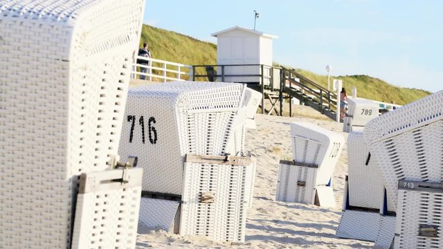 Ferien am Meer auf Sylt mit D&uuml;nen und Strandk&ouml;rben