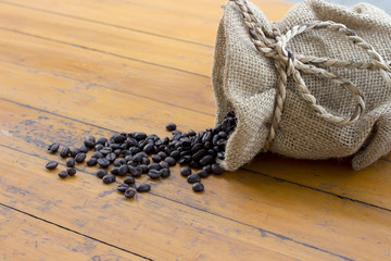 Obraz na płótnie Canvas coffee beans on wood background