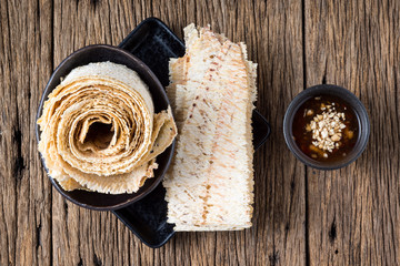 dry out and grind squid and sauce on old wood