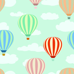 Heissluftballons nahtloser Hintergrund mit Wolken Muster und blauem Himmel
