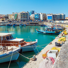 Obraz premium Vintage łodzie rybackie w zatoce Heraklion na Krecie