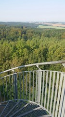 Ausblick über Wald und Feld vom Aussichtsturm - Abstieg über Metallwendeltreppe