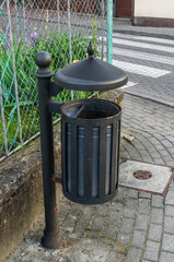 miejski kosz na śmieci na brukowanej uliczce © Krzysztof Matloch