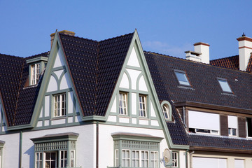 Historische Bäderarchitektur in De Haan, Belgien vor blauem Himmel