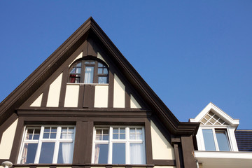 Historische Bäderarchitektur in De Haan, Belgien vor blauem Himmel