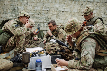 british soldiers team eating on the battlefield