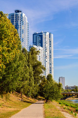 Fototapeta premium Skyscraper in the trees. The scene in the city.
