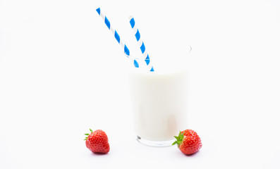 Ein Glas Milch und frische Erdbeeren zum Frühstück 