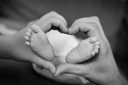 Mains pieds bébé forme coeur
