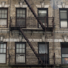 Fire Escape na budynku na Manhattanie w Nowym Jorku. - 120626994