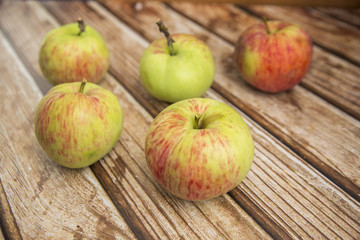 Яблоки на деревянном столе.