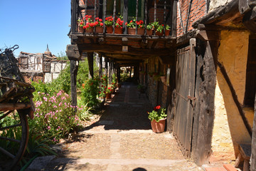 calle de un pueblo típico © uzkiland