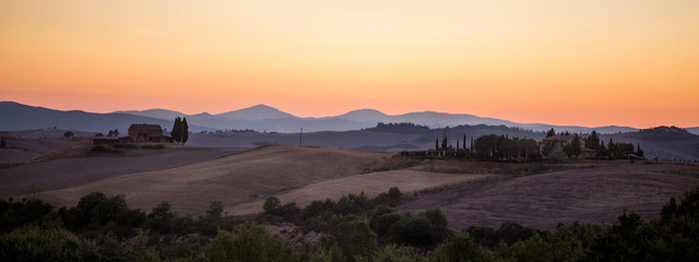 Fototapeta na wymiar paysage panoramique de la campagne Toscane au coucher de soleil