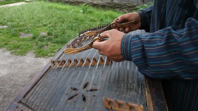 musician plays the old Ukrainian dulcimer