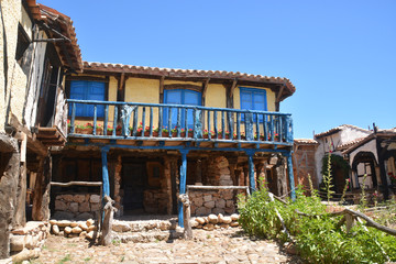 calles de un pueblo típico en España © uzkiland