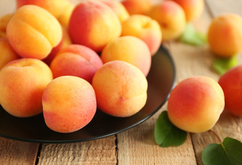 Fototapeta na wymiar Fresh apricots on plate