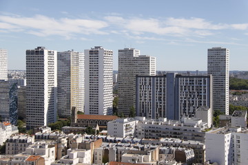 Fototapeta na wymiar Barres d'immeubles à Paris