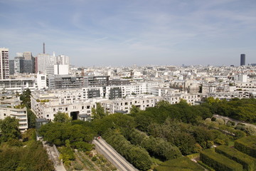 Fototapeta na wymiar Parc André Citroën et panorama urbain à Paris, vue aérienne 