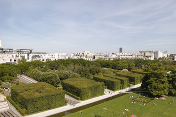 Fototapeta na wymiar Parc André Citroën et panorama urbain à Paris, vue aérienne 