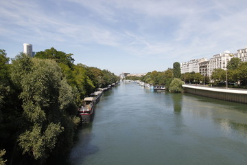 Péniches sur la Seine à Puteaux