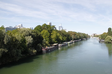 Fototapeta na wymiar Péniches sur la Seine à Puteaux