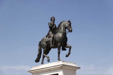 Fototapeta na wymiar Statue équestre de Henri IV à Paris