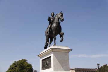 Fototapeta na wymiar Statue équestre de Henri IV à Paris