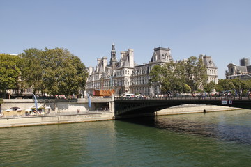 Fototapeta na wymiar Quais de Seine et Hôtel de ville à Paris