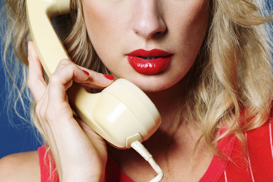 femme sexy glamour style ann&eacute;es 1980 t&eacute;l&eacute;phonant