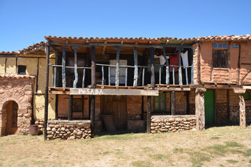 casa vieja de pueblo © uzkiland