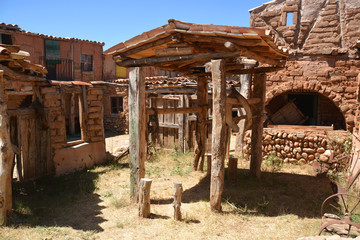 cuadra antigua en un pueblo abandonado © uzkiland
