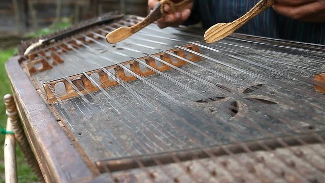 musician plays the old Ukrainian dulcimer