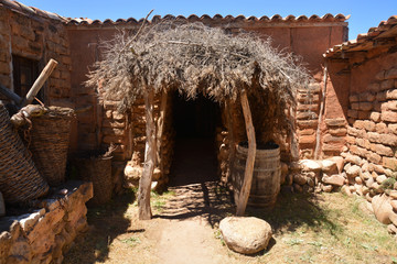 casa rústica de adobe © uzkiland