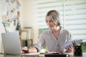 a woman of 45 years old who works at home with techologiques dev