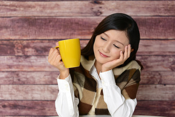 コーヒーを飲み寛ぐ女性