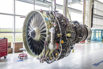 Obraz premium Duży silnik samolotu w trakcie konserwacji