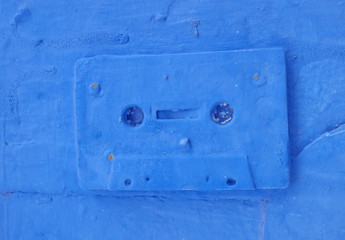cassette audio bleue sur mur bleu