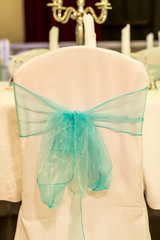 Stuhlhusse mit Schleife als Dekoration
