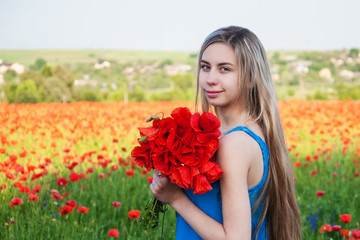 Naklejka premium young girl in the poppy field