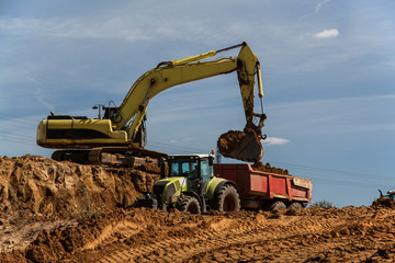 Bagger und Traktor auf Baustelle © sv_photo