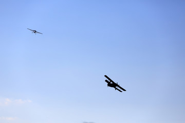 Dwa samoloty podczas akrobacji lotniczych - obrazy, fototapety, plakaty