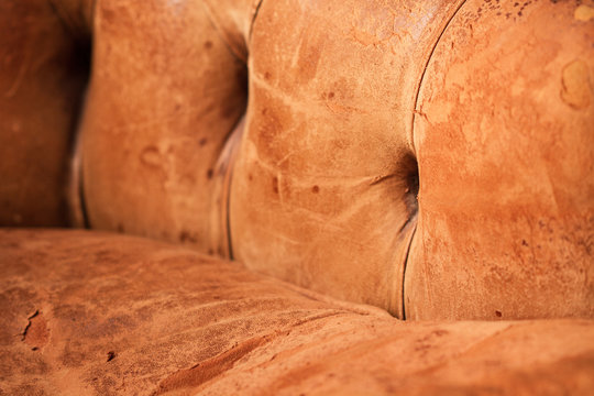 Textura de sof&aacute; de piel marr&oacute;n con capitone. Vista de frente y de cerca
