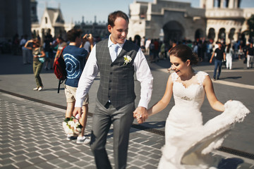 Naklejka premium Happy newlyweds on the street