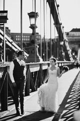 Obraz premium Happy newlyweds on the street