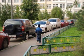 Маленький мальчик идет домой