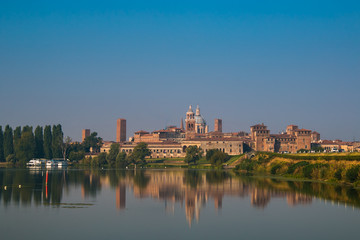 Fototapeta na wymiar Veduta panoramica della città di Mantova in Lombardia