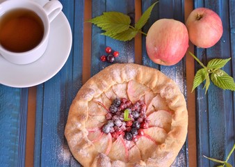 пирог с ягодами и яблоком - obrazy, fototapety, plakaty