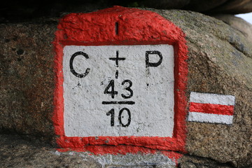 Znak graniczny na kamieniu.