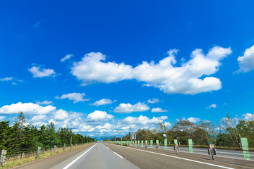 Fototapeta premium ハイウェイと青空