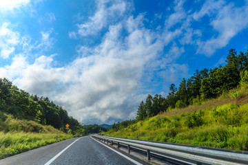 ハイウェイと青空